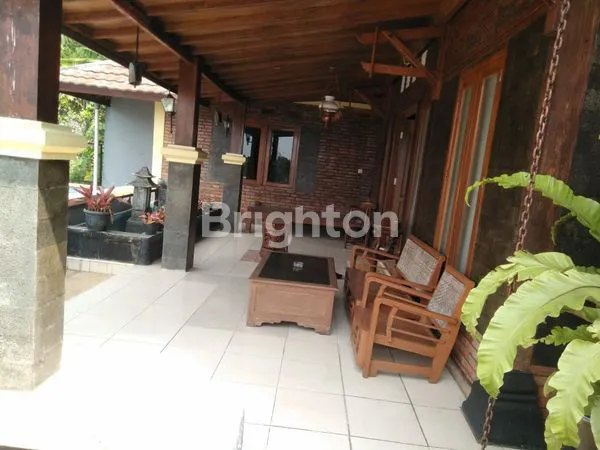 image RUMAH VILLA ASRI NYAMAN ADEM SEJUK DINGIN BERKABUT & FULL FURNISHED DI KAMPUNG LANDBOW SINDANG LAYA CIPANAS CIANJUR (1)