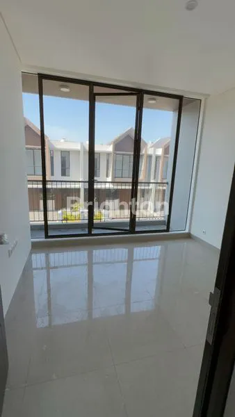 image GREEN CRYSTAL SUMMARECON (2)