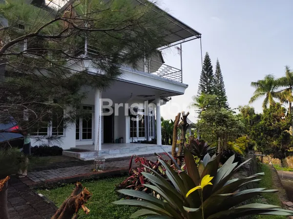 image VILLA 2 LANTAI DENGAN 7 KAMAR DAN TAMAN YANG ASRI DI VILLA SEKUTI, PASURUAN (1)