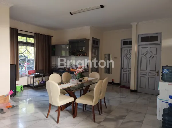 image VILLA 2 LANTAI DENGAN 7 KAMAR DAN TAMAN YANG ASRI DI VILLA SEKUTI, PASURUAN (2)