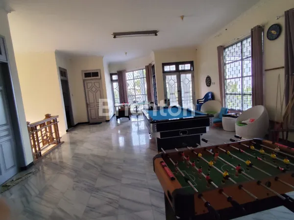 image VILLA 2 LANTAI DENGAN 7 KAMAR DAN TAMAN YANG ASRI DI VILLA SEKUTI, PASURUAN (4)