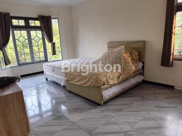 image VILLA 2 LANTAI DENGAN 7 KAMAR DAN TAMAN YANG ASRI DI VILLA SEKUTI, PASURUAN (5)