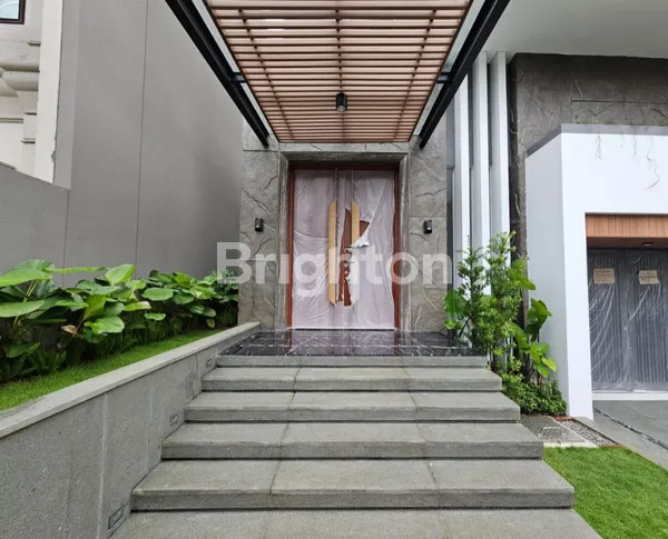 image RUMAH MODERN 2.5 LANTAI SEMI FURNISH DEKAT G-WALK CITRALAND TAMAN GOLF SURABAYA BARAT (2)