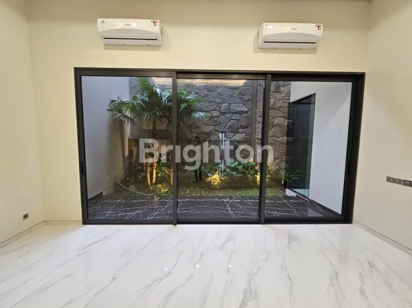 image RUMAH MODERN 2.5 LANTAI SEMI FURNISH DEKAT G-WALK CITRALAND TAMAN GOLF SURABAYA BARAT (3)