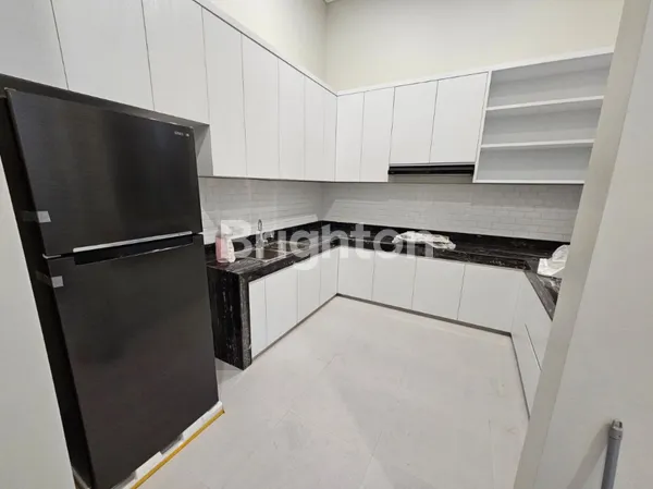 image RUMAH MODERN 2.5 LANTAI SEMI FURNISH DEKAT G-WALK CITRALAND TAMAN GOLF SURABAYA BARAT (6)