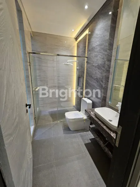 image RUMAH MODERN 2.5 LANTAI SEMI FURNISH DEKAT G-WALK CITRALAND TAMAN GOLF SURABAYA BARAT (7)