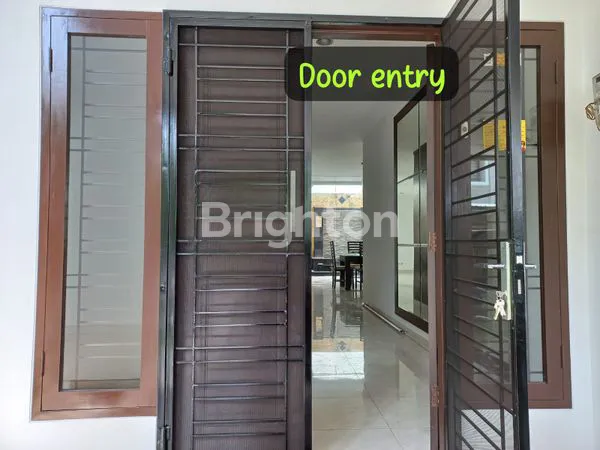 image RUMAH SEMI FURNISHED LUAS TERAWAT DI HUNIAN BERKELAS RAFFLES HILLS CIBUBUR, JAKARTA TIMUR (3)