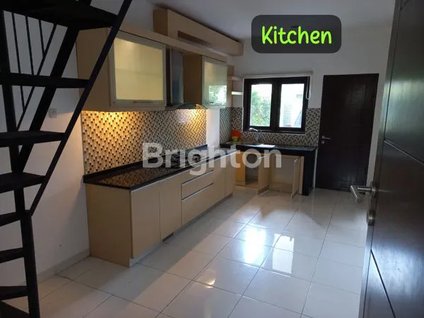 image RUMAH SEMI FURNISHED LUAS TERAWAT DI HUNIAN BERKELAS RAFFLES HILLS CIBUBUR, JAKARTA TIMUR (5)