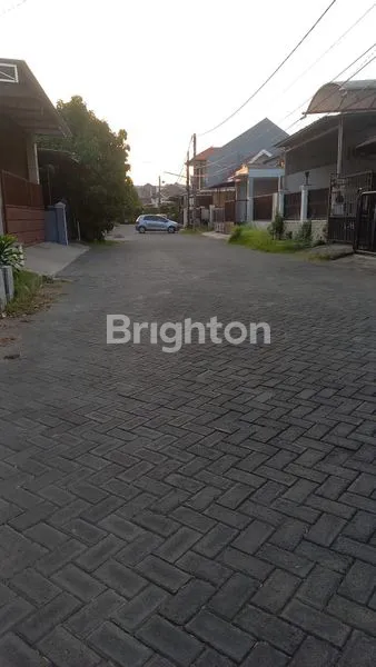 image JUAL RUMAH 2 LANTAI BARU GRESS AMERICAN STANDART KLAMPIS SEMOLO BARAT DEKAT MERR (3)