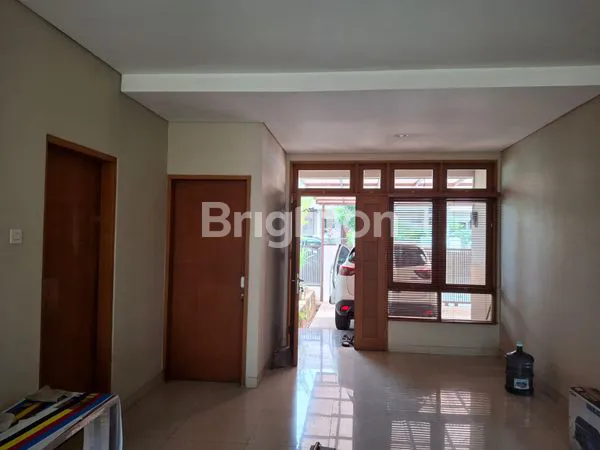 image RUMAH BAGUS BANGET, SANGAT TERAWAT DI PINGGIR JALAN BESAR DI GRIYA LOKA (1)