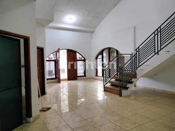 image JARANG ADA RUMAH 3 LANTAI MULTIFUNGSI (4)