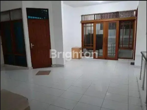 image DIJUAL CEPAT RUMAH DENGAN LOKASI STRSTEGIS DI KEBON JERUK INTERCON (8)