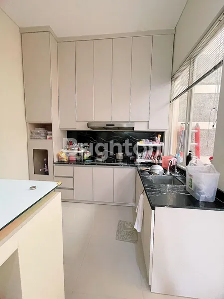 image RUMAH SECOND MEWAH STRATEGIS DEKAT ITS, PAKUWON CITY, RS UNAIR (8)