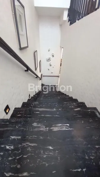 image RUMAH BARU CLUSTER STONEGATE PARK HELENIUM 4 KAMAR DENGAN ROOFTOP DI SURABAYA BARAT (5)