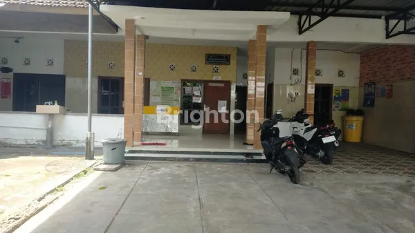 RUMAH HALAMAN LUAS BEKAS PRAKTEK BIDAN DI KALIASEM LOVINA