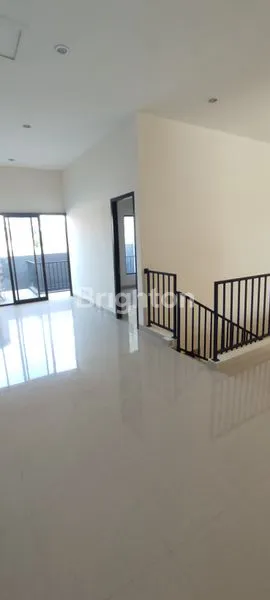 image 2 LANTAI NEW GRESS BARU SPEK BAGUS BERKUALITAS RUNGKUT DEKAT RAYA MERR PURIMAS GUNUNG ANYAR SURABAYA TIMUR (3)