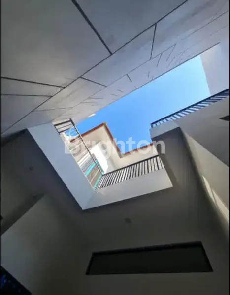 image MANYAR KERTOADI BARU GRESS 2 LANTAI SIAP HUNI DI TENGAH KOTA (6)