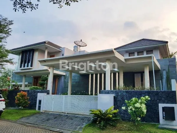 image RUMAH FULL FURNISHED ADA KOLAM RENANG NEGO DI ARAYA KOTA MALANG (1)