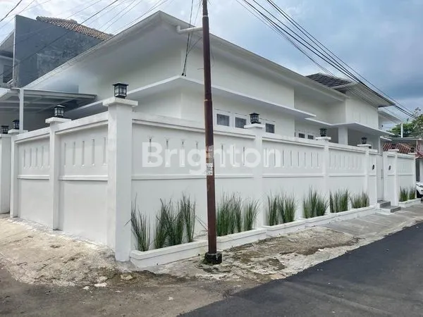 RUMAH MODERN DAN MEWAH, SIAP HUNI. SANGAT COCOK SEBAGAI RUMAH TINGGAL DAN RUANG USAHA
