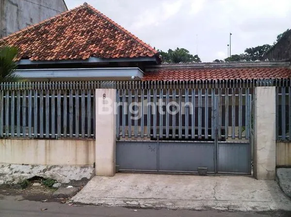 RUMAH TUA DIAPIT DUA JALAN UTAMA JAKARTA TIMUR