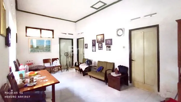 image RUMAH LAMA DI JALAN  ARTERI KOTA KEDIRI, LEBAR 20 METERAN COY SANGAT JARANG ADA (4)