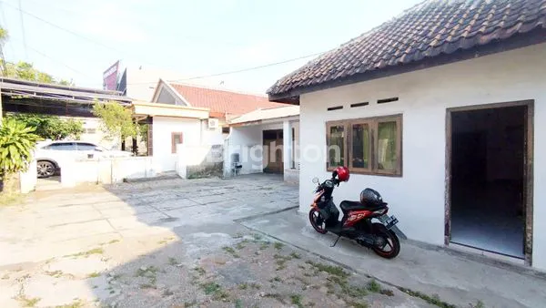 image RUMAH LAMA DI JALAN  ARTERI KOTA KEDIRI, LEBAR 20 METERAN COY SANGAT JARANG ADA (1)