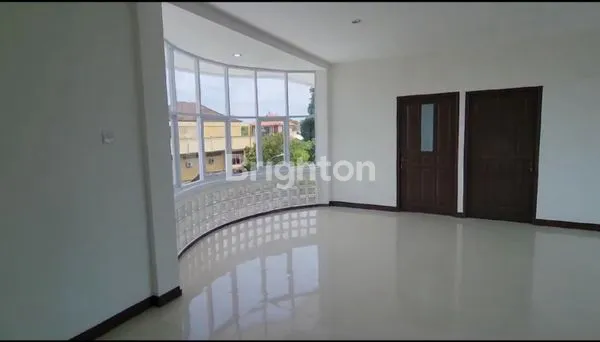 image RUKO BESAR 3 LANTAI DEKAT BANDARA DI JANTUNG KUTA BALI (7)