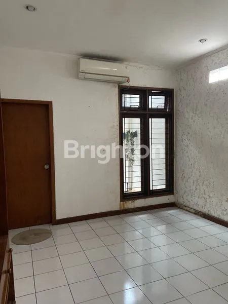 image RUMAH STRATEGIS DENGAN LINGKUNGAN YANG ASRI , DEKAT STASIUN MRT DI LEBAK BULUS JAKARTA SELATAN (3)
