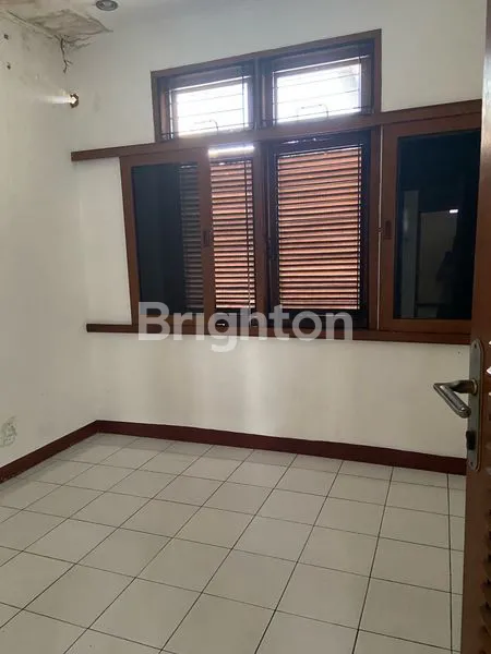 image RUMAH STRATEGIS DENGAN LINGKUNGAN YANG ASRI , DEKAT STASIUN MRT DI LEBAK BULUS JAKARTA SELATAN (6)