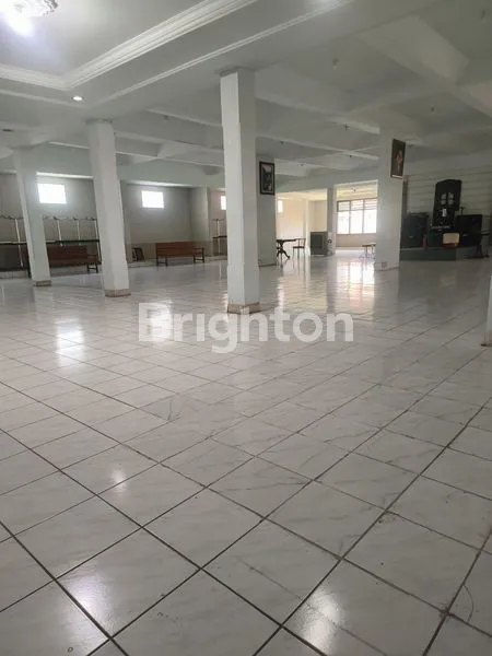 image RUMAH LUAS COCOK UNTUK SEKOLAH KANTOR GUDANG DAN LAINNYA PARKIRAN LUAS (3)