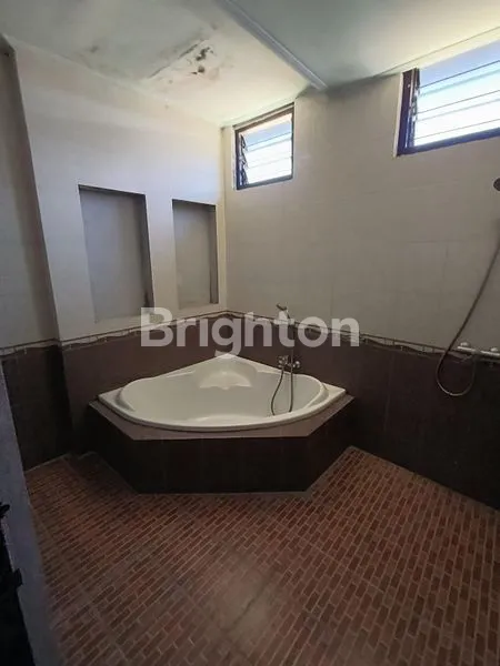 image RUMAH LUAS COCOK UNTUK SEKOLAH KANTOR GUDANG DAN LAINNYA PARKIRAN LUAS (4)