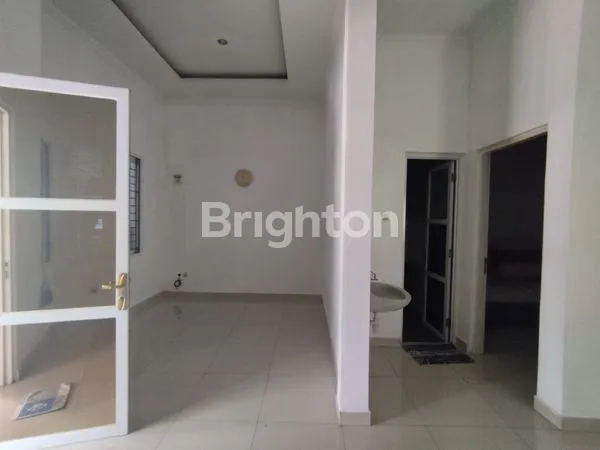 image RUMAH 2 LANTAI SIAP HUNI DI KOTA WISATA CIBUBUR (2)