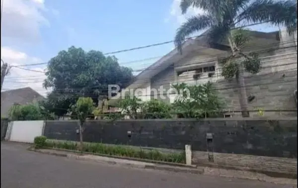RUMAH BESAR CANTIK ASTRI SIAP HUNI
