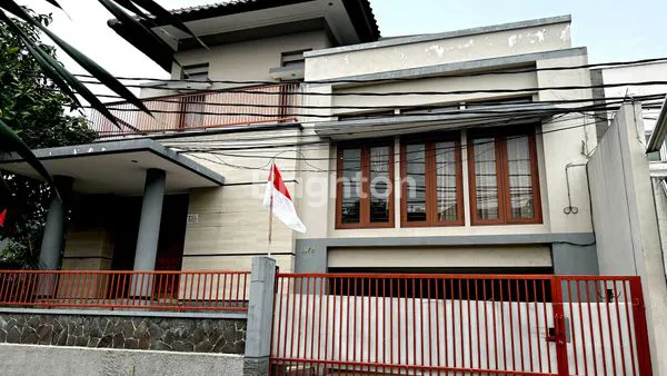 image RUMAH MODERN TROPIS HOOK DI CIPUTAT (1)