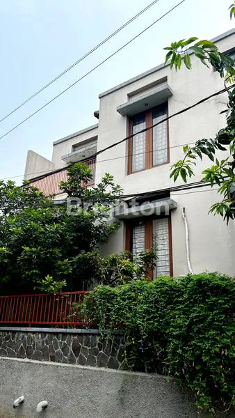 image RUMAH MODERN TROPIS HOOK DI CIPUTAT (2)