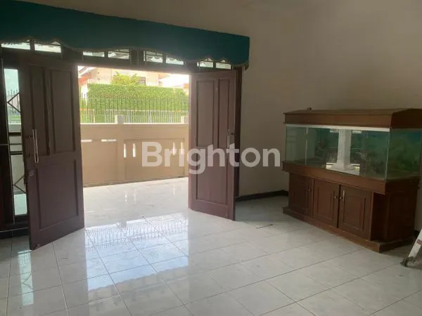 image CEMANI, SOLO, HANYA 3 MENIT KE LAWEYAN DAN JL VETERAN , RUMAH FULL FURNISH UKURAN BESAR, 2 LANTAI, LOKASI STRATEGIS TENGAH KOTA ,AKSES JALAN LEBAR, COCOK UNTUK KANTOR, MAUPUN TEMPAT TINGGAL (4)