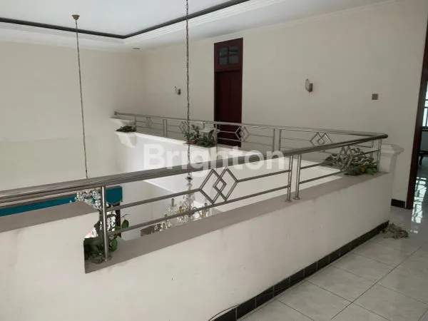 image CEMANI, SOLO, HANYA 3 MENIT KE LAWEYAN DAN JL VETERAN , RUMAH FULL FURNISH UKURAN BESAR, 2 LANTAI, LOKASI STRATEGIS TENGAH KOTA ,AKSES JALAN LEBAR, COCOK UNTUK KANTOR, MAUPUN TEMPAT TINGGAL (5)