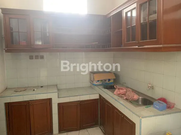 image CEMANI, SOLO, HANYA 3 MENIT KE LAWEYAN DAN JL VETERAN , RUMAH FULL FURNISH UKURAN BESAR, 2 LANTAI, LOKASI STRATEGIS TENGAH KOTA ,AKSES JALAN LEBAR, COCOK UNTUK KANTOR, MAUPUN TEMPAT TINGGAL (6)