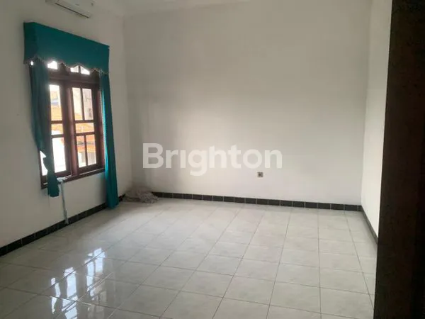 image CEMANI, SOLO, HANYA 3 MENIT KE LAWEYAN DAN JL VETERAN , RUMAH FULL FURNISH UKURAN BESAR, 2 LANTAI, LOKASI STRATEGIS TENGAH KOTA ,AKSES JALAN LEBAR, COCOK UNTUK KANTOR, MAUPUN TEMPAT TINGGAL (8)