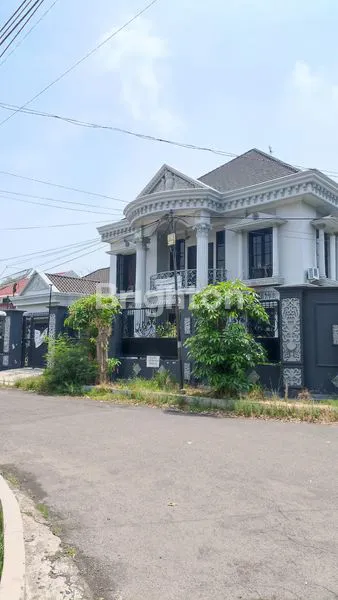 image RUMAH BESAR KLASIK MEWAH DI DHARMAHUSADA LUAS 1118 HOOK DEKAT GATE SECURITY, LOKASI SELANGKAH KE TENGAH KOTA RAYA DHARMAHUSADA KERTAJAYA UNAIR WIDYA MANDALA PACARKELING MERR ROW JALAN 3 MOBIL (2)