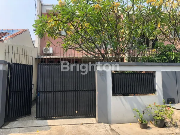 RUMAH 2 LANTAI DENGAN 4 KAMAR TIDUR DEKAT ONE BELLPARK MALL FATMAWATI