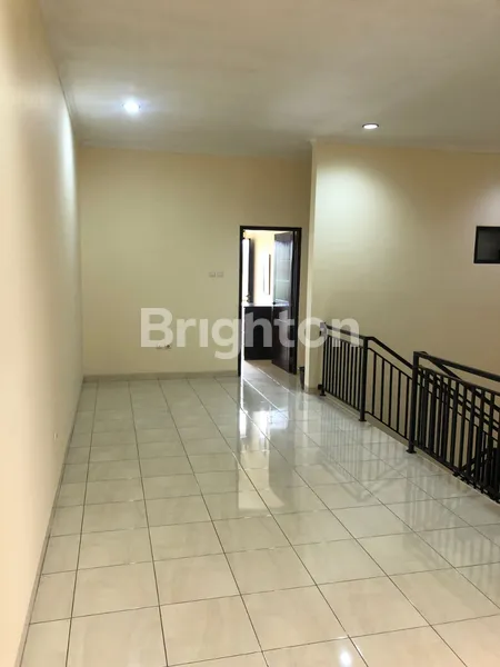 image RUMAH 2 LANTAI DENGAN 4 KAMAR TIDUR DEKAT ONE BELLPARK MALL FATMAWATI (3)