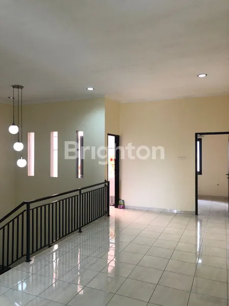 image RUMAH 2 LANTAI DENGAN 4 KAMAR TIDUR DEKAT ONE BELLPARK MALL FATMAWATI (4)
