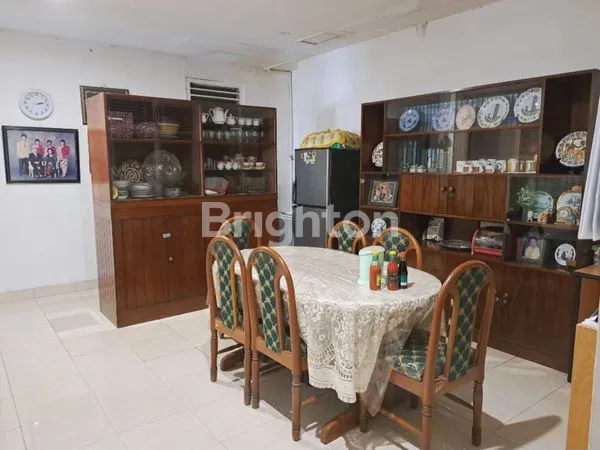 image RUMAH 2 LANTAI PLUS 5 KAMAR KOST STRATEGIS DI TOMANG JAKARTA (3)