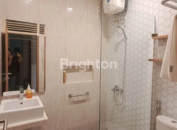 image RUMAH 2 LANTAI PLUS 5 KAMAR KOST STRATEGIS DI TOMANG JAKARTA (7)