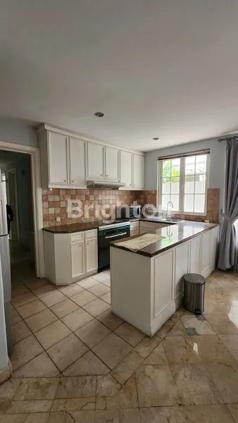 image RUMAH MEWAH DENGAN KOLAM RENANG (7)