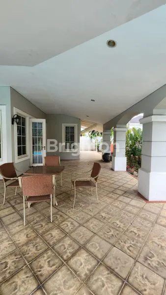 image RUMAH MEWAH DENGAN KOLAM RENANG (6)