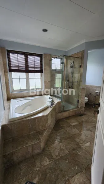 image RUMAH MEWAH DENGAN KOLAM RENANG (5)