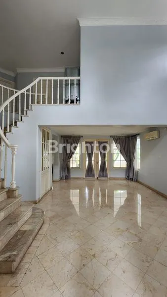 image RUMAH MEWAH DENGAN KOLAM RENANG (2)