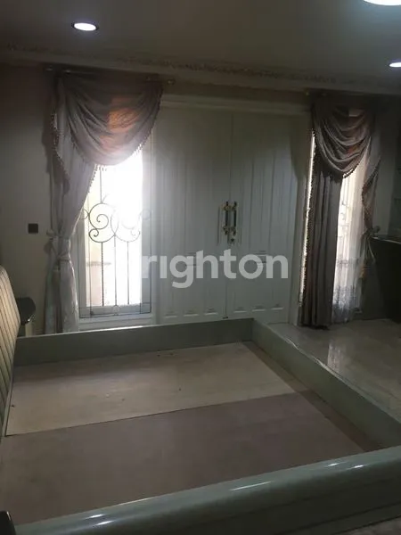 image RUMAH MEWAH 2 LANTAI DHARMAHUSADA INDAH  DEKAT ATLAS SPORT CLUB, GALAXY MALL (8)